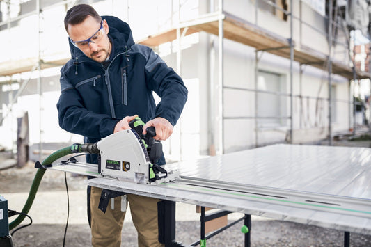 Festool Kreissäge für Aluminium und Kunststoff in Anwendung auf Baustelle, Handwerker sägt Aluminiumplatte.