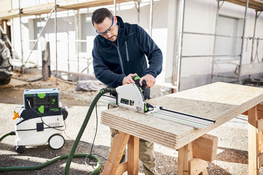 Festool CTL 26 EI Absaugmobil mit Schlauch beim Schleifen von Sperrholzplatte auf Baustelle