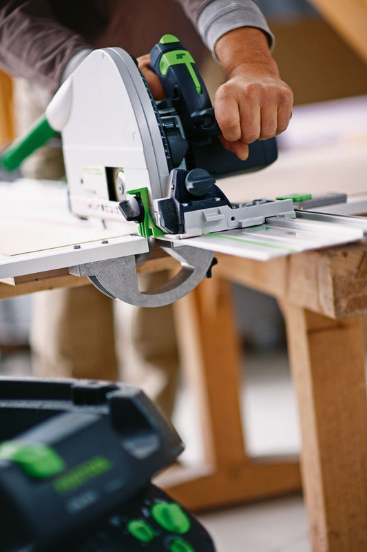 Festool TS 75 EBQ-Plus-FS Tauchsäge beim Tauchschnitt auf Holz mit Führungsschiene FS 1400/2