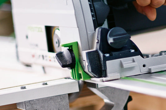 Festool Splitterschutz SP-TS 55/5 Montage an Tauchsäge mit schwarzen Schleifbelägen und grünem Führungselement