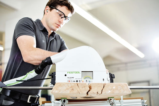 Festool TS 75 EBQ Handkreissäge beim Längschnitt in Holz mit Kreissägeblatt WOOD STANDARD HW