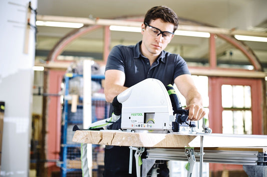 Festool Tauchsäge TS 75 EBQ-Plus-FS im Einsatz beim Tauchschnitt in Holzwerkstück auf Führungsschiene FS 1400/2