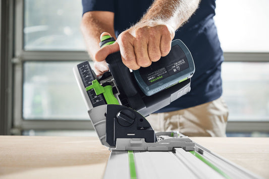Festool TSC 55 KEB-Basic Akku-Tauchsäge bei Anwendung mit Führungsschiene auf Holzwerkstück