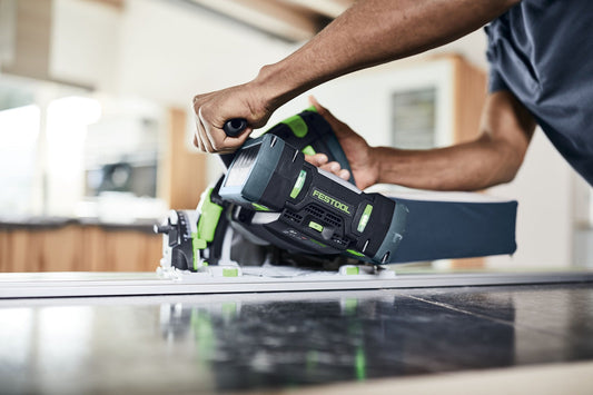 Festool Staubfangbeutel SB-TSC in Anwendung an Akku-Tauchsäge, Handgriffe während des Sägens sichtbar