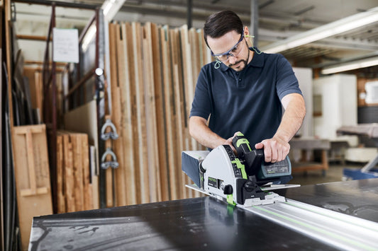 Festool Führungsschiene FS mit Elektrowerkzeug bei der Anwendung am Werkstück in der Werkstatt