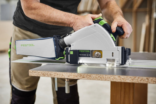 Festool TSC 55 KSEB Akku-Tauchsäge in Anwendung beim Tauchschnitt in Sperrholzplatte, Handgriff sichtbar