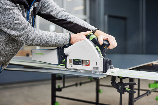 Festool Handkreissäge TSC 55 K mit Diamant-Kreissägeblatt beim Schnitt in Laminat auf Werkbank