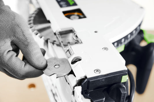 Festool TSV 60 KEBQ-Plus Vorritzer-Tauchsäge mit Diamant-Vorritz-Sägeblatt in Detailansicht, Hand mit Handschuh bedient