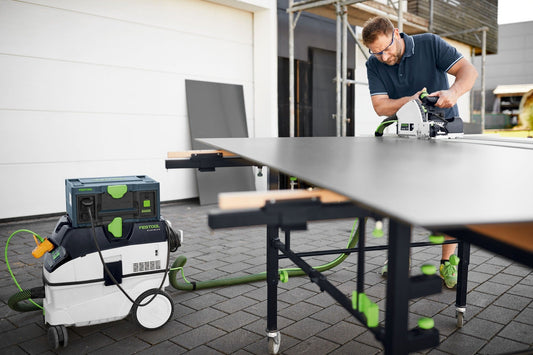 Festool CLEANTEC CTM 26 EI Absaugmobil bei Anwendung mit Elektroschleifermaschine auf Baustelle