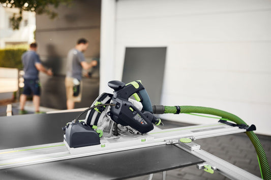 Festool TSV 60 KEBQ-Plus Tauchsäge mit Führungsschiene und grünem Absaugschlauch auf Baustelle