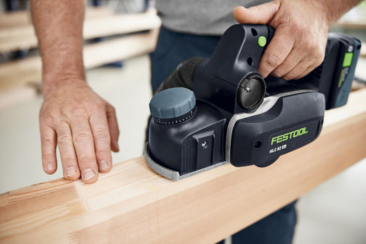 Festool Akku-Hobel HLC 82 EB-Basic Anwendung beim Hobeln von Holzbalken mit einstellbarer Spantiefe