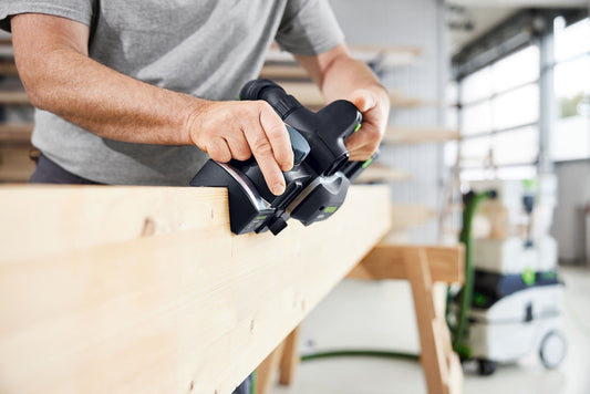 Festool HLC 82 EB-Basic Akku-Hobel in Anwendung beim Hobeln von Holz mit Hobelbreite 82mm