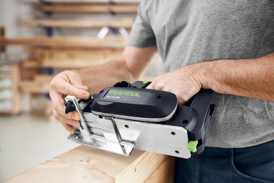 Festool Parallelanschlag PA-HLC 82/EHL 65 mit Drehknopf in Händen, montiert am Hobel
