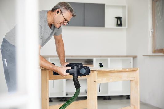 Festool Akku-Hobel HLC 82 EB-Basic in Anwendung beim Hobeln einer Holzoberfläche mit Absauganlage