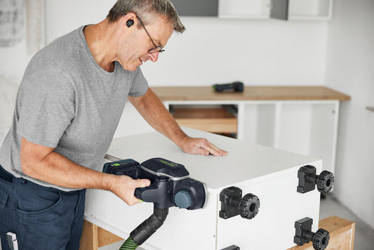 Festool HLC 82 EB-Basic Akku-Hobel in Anwendung, Hobelbreite 82mm mit Spiralmesser und austauschbaren Schleiftellern