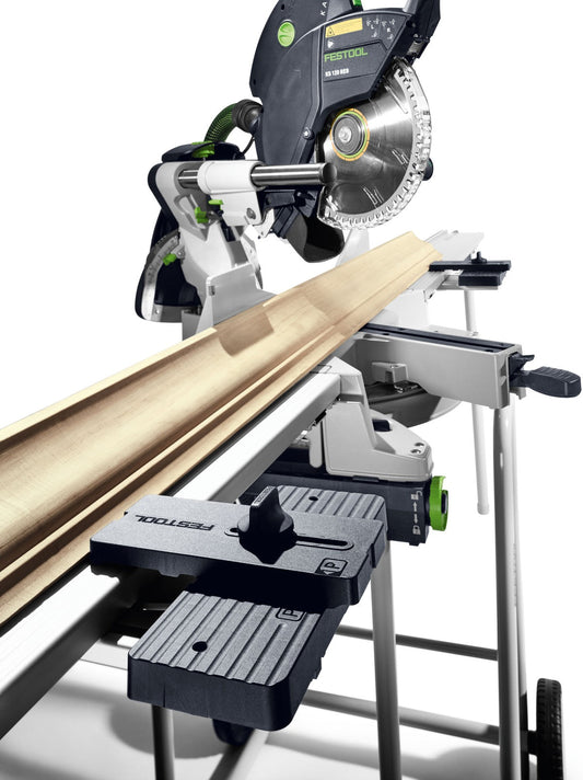 Festool Winkelabstützung AB-KA-UG/2 beim Zuschneiden von Kranzprofilen an Kappschleifer montiert