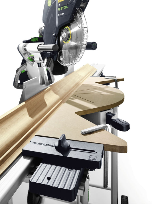 Festool Winkelabstützung AB-KA-UG/2 beim Zuschneiden von Kranzprofilen an Kapp-Zugssäge mit Holzwerkstück
