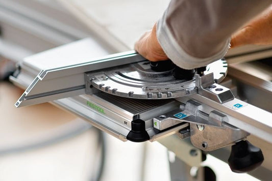 Festool Tischzugsäge PRECISIO CS 50 EBG mit Sägeblattwechsel und Zuggriff in Nahaufnahme