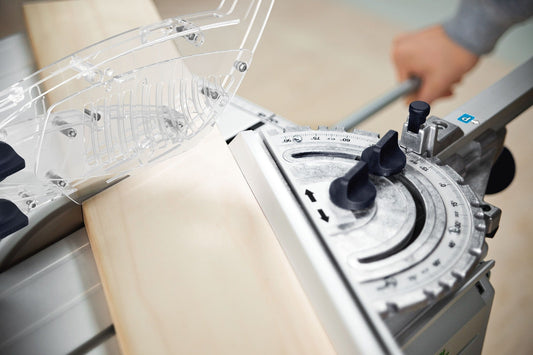 Festool Kreissägeblatt WOOD FINE CUT HW mit Hartmetallzähnen bei Anwendung an Kreissäge mit Winkelanschlag.