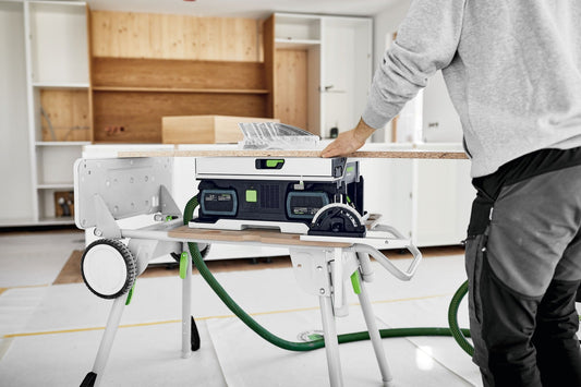 Festool CSC SYS 50 EB Akku-Tischkreissäge auf Werkbank mit digitaler Höheneinstellung im Einsatz