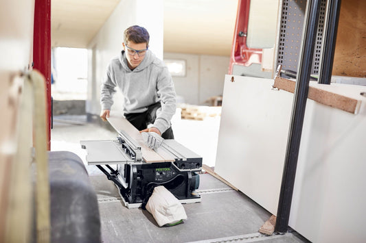 Festool Staubfangbeutel SB-CSC SYS in Anwendung an Akku-Tischkreissäge CSC SYS 50 während Holzbearbeitung