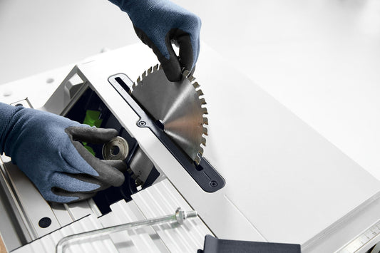 Festool Sägeblatt-Set KSB-SORT/2 W/L 168x1,8 Kreissägeblatt wird in Maschine eingesetzt, Schutzhandschuhe