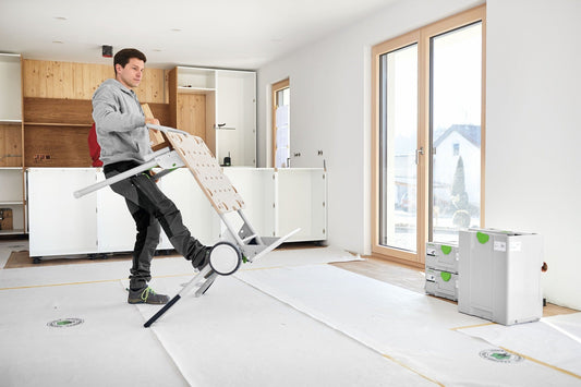 Festool UG-CSC-SYS Untergestell als Arbeitstisch mit Sackkarre, Mann transportiert Systemainer-Turm in Werkstatt