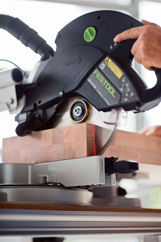 Festool KAPEX KS 120 REB Kapp-Zugsäge beim Kappschnitt an Holzwerkstück mit Doppellinien-Laser