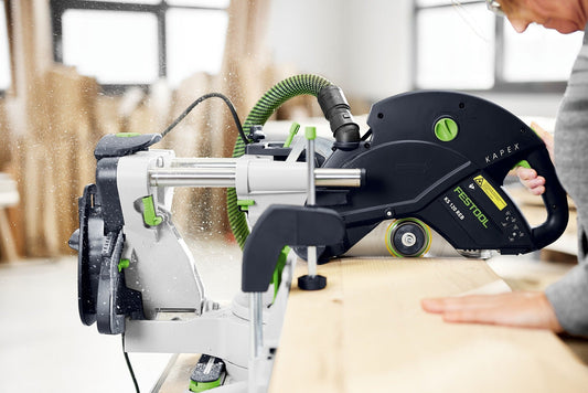 Festool KAPEX KS 120 REB Kapp-Zugsäge in Anwendung beim Sägen mit Doppellinen-Laser.