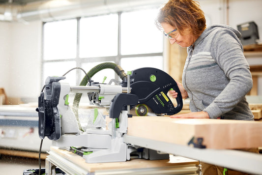 Festool KAPEX KS 120 REB Kapp-Zugsäge im Einsatz beim Sägen von Holz, Doppelsäulenführung, Laser-Markierung sichtbar