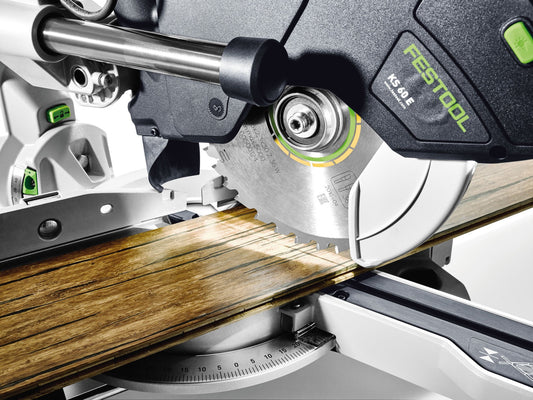 Festool KAPEX KS 60 E Kapp-Zugsäge beim Längssägen von Holzleiste, Sägeblatt und Schnittbereich sichtbar