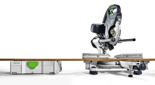 Festool KAPEX KS 60 E-Set Kapp-Zugsäge mit Systainer, Winkelschmiege und Zubehör auf Arbeitstisch