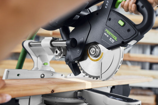 Festool Kapp-Zugsäge KS 60 mit Kreissägeblatt beim Schneiden von Holz auf Werkbank