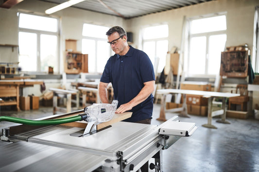 Festool TKS 80 EBS ST 840 Tischkreissäge mit Schiebetisch in der Werkstatt, Anwendungsbeispiel beim Sägen
