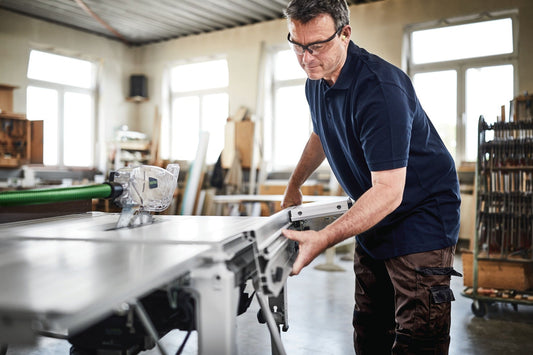 Festool Tischkreissäge TKS 80 EBS-Set in Anwendung, Handwerk mit Sägeblatt und Anschlag in Werkstatt