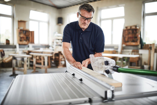 Festool Längsanschlag LA TKS 80 in Anwendung beim Sägen von Holzwerkstücken in der Werkstatt