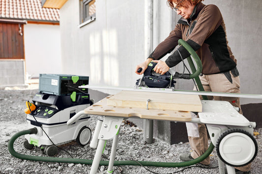 Festool SYS-PST 1500 Li HP PowerStation mit Systainer auf Werkbank, Handschleifer mit Absauganlage im Einsatz beim Schleifen