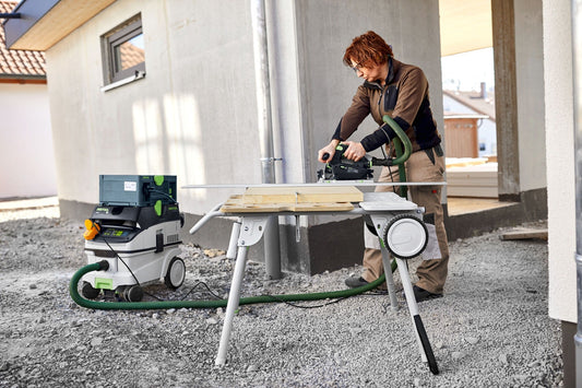 Festool CLEANTEC CTM 26 EI Absaugmobil mit Holzbearbeitung auf Baustelle, Absauganlage angeschlossen.