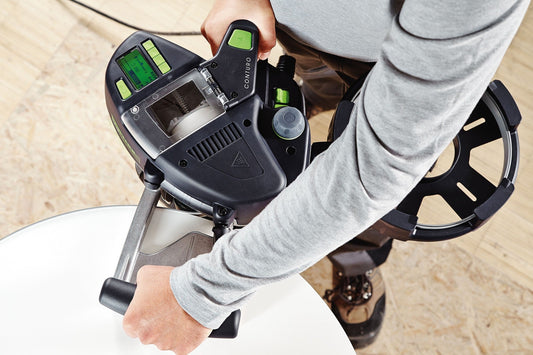 Festool Kantenanleimer CONTURO KA 65 in Anwendung mit Bedienfeld und Vorschubgeschwindigkeit-Regler in Handposition.