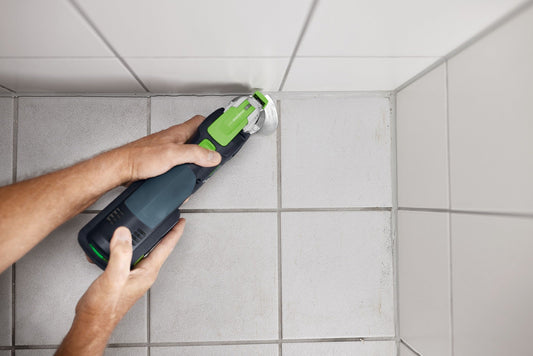 Festool Silikon-Schneidmesser SSM 70 bei der Anwendung auf Fugenmaterial an Wandfliesen.
