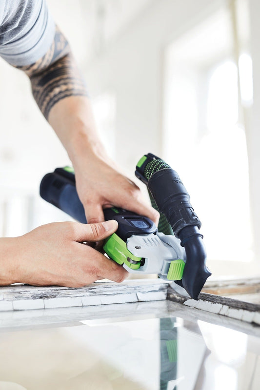 Festool VECTURO OSC 18 Akku-Oszillierer bei Eintauchschnitt in Holzwerkstück mit Hängen