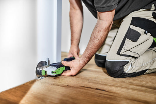 Festool VECTURO OSC 18 E-Basic Akku-Oszillierer beim Schleifen an Holzboden mit StarlockMax-Aufnahme