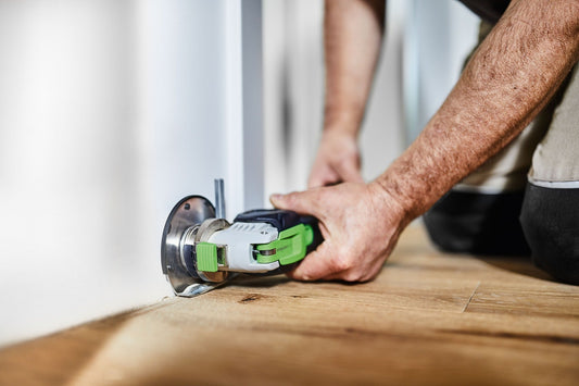 Festool OSC 18 Akku-Oszillierer mit Tiefenanschlag bei Eintauchschnitt in Holzfussboden