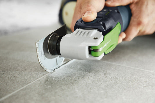 Festool Diamant-Sägeblatt SSB 90 beim Trennen einer Fuge in Stein mit Starlock Plus Aufnahme