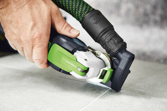 Festool OSC-AV Absaugvorrichtung im Einsatz an Betonoberfläche, staubarme Sägebearbeitung demonstriert