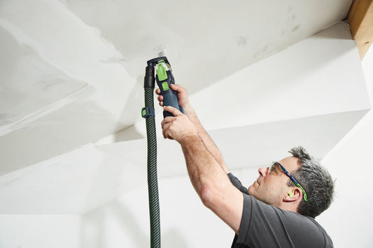 Festool VECTURO OSC 18 E Akku-Oszillierer in praktischer Anwendung beim Eintauchschnitt an Gipskartondecke