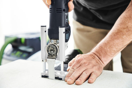 Festool VECTURO OSC 18 E-Basic Akku-Oszillierer in Anwendung mit StarlockMax-Werkzeugaufnahme beim Schneiden