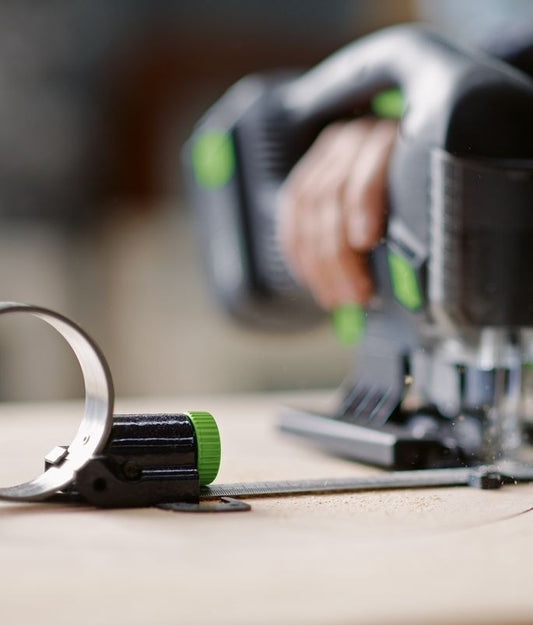 Festool Kreisschneider KS-PS 420 mit Zirkelfunktion und Führungsschiene auf Werkstück, Stichsäge im Hintergrund