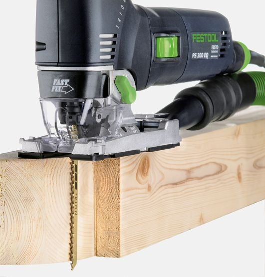 Festool Pendelstichsäge TRION PS 300 EQ-Plus beim Sägen in Holz, Sägeblatt in Einsatzposition