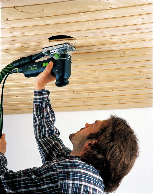 Festool TRION PS 300 EQ-Plus Pendelstichsäge bei Anwendung an Holz-Deckenbalken, ergonomische Einhand-Bedienung